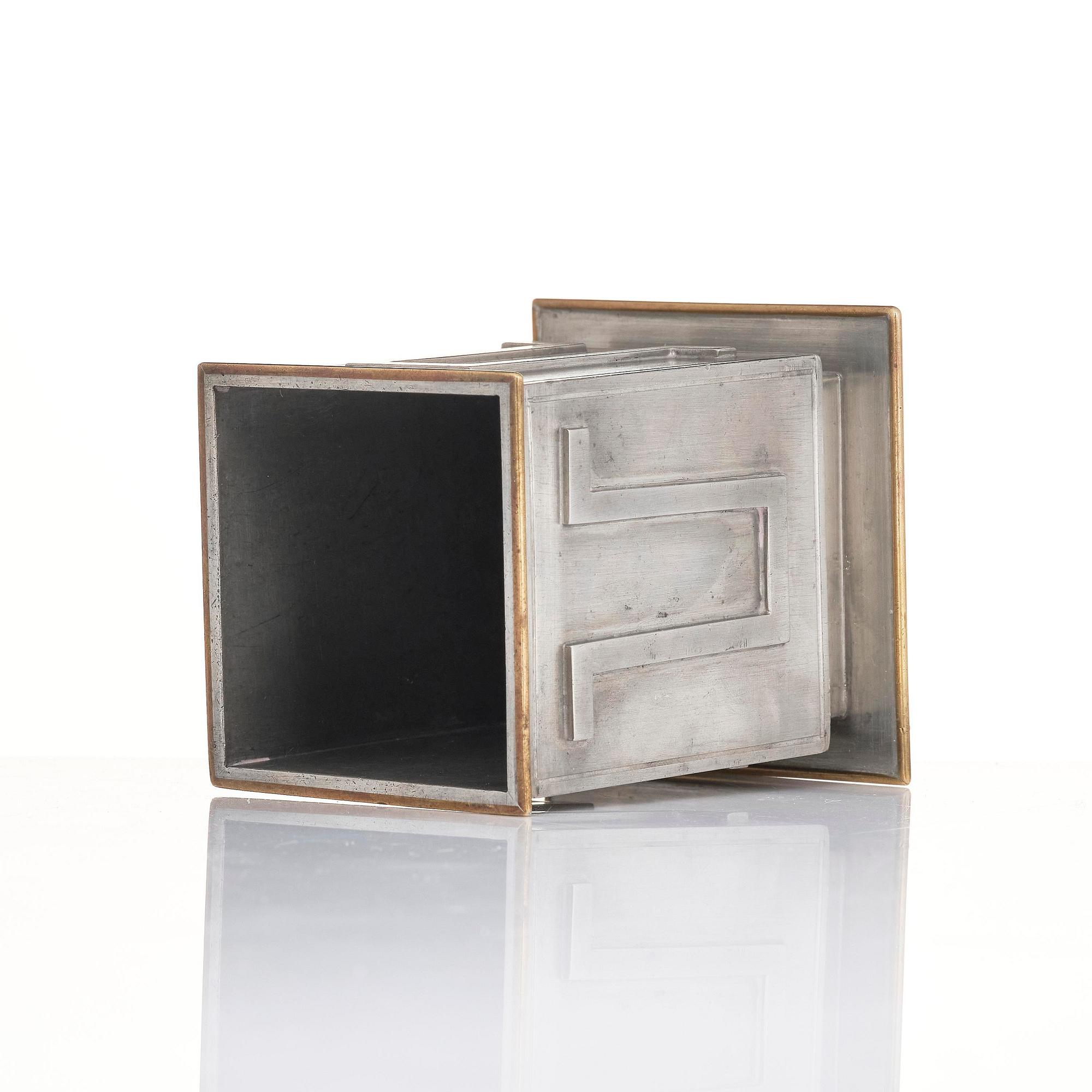 Nils Fougstedt, pennkopp, tenn och mässing, modell A 503, Firma Svenskt Tenn, Stockholm, 1932.