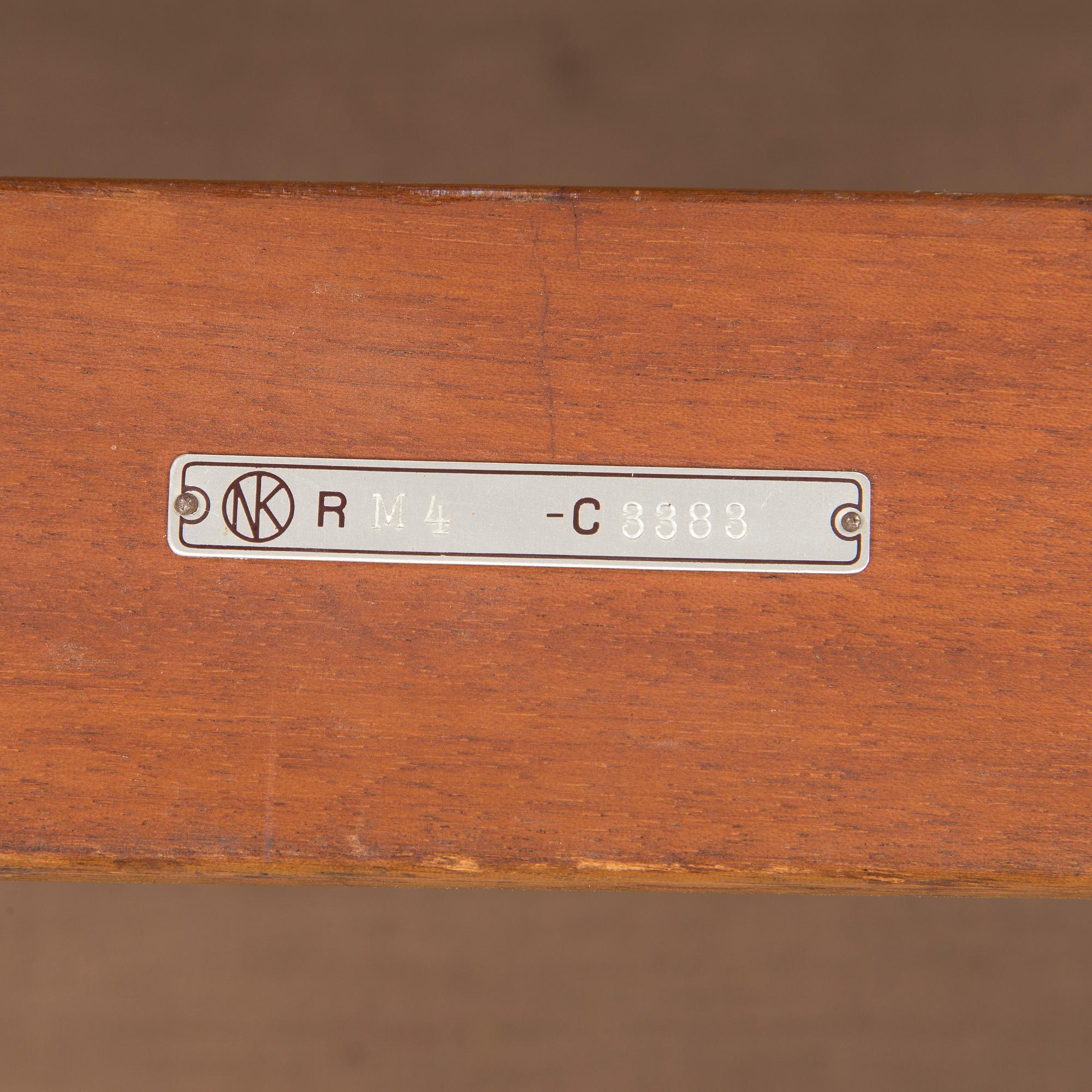 SVEN KAI-LARSEN, karmstol, etikettmärkt Sadelmakarmästarna samt brickmärkt Nordiska Kompaniet.