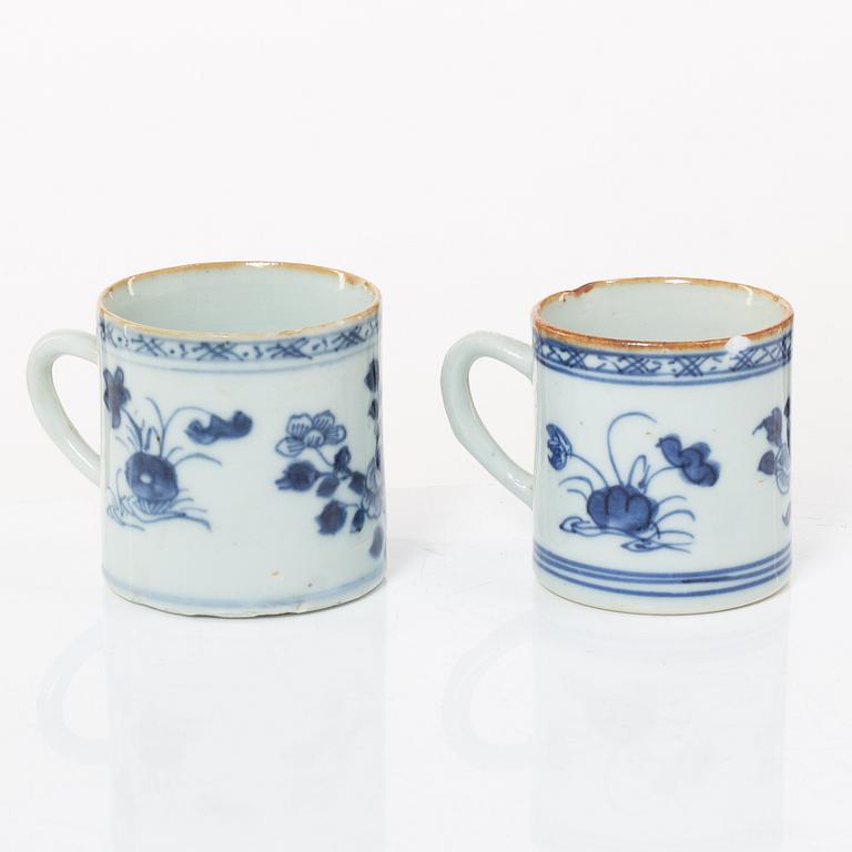 Krus, samt muggar två stycken, porslin. Qingdynastin, 1700-tal.