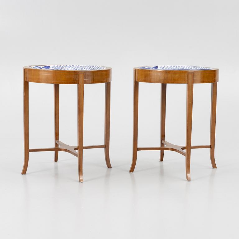 Bord med porslinsfat, ett par, Europa & Japan. omkring år 1900.