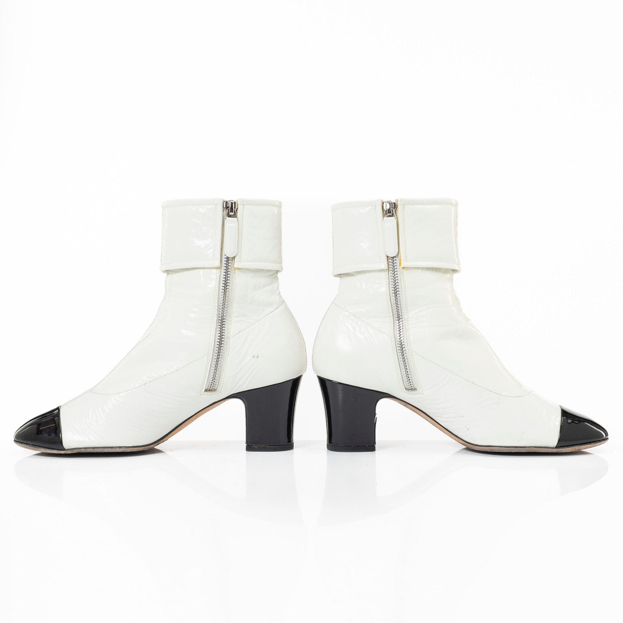 Chanel, ankle boots, size 37C.