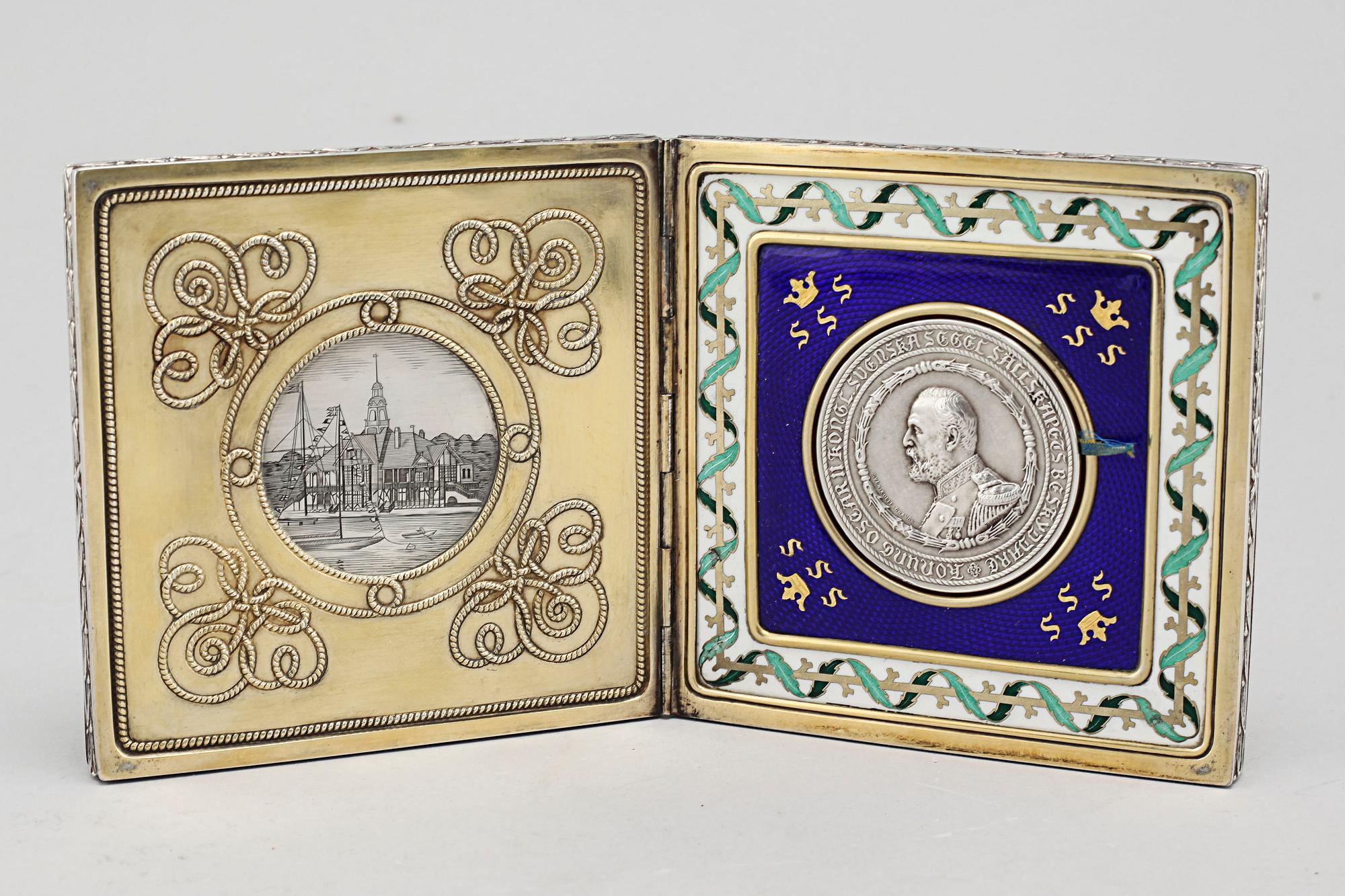 A silver medal and case, case from C G Hallberg in Stockholm 1899.