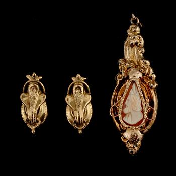 ÖRHÄNGEN, 18k guld, Lars Harsheim, Göteborg samt HÄNGE, 8k guld med skuren snäckskalskamé, 1900-tal. Vikt 6 g.