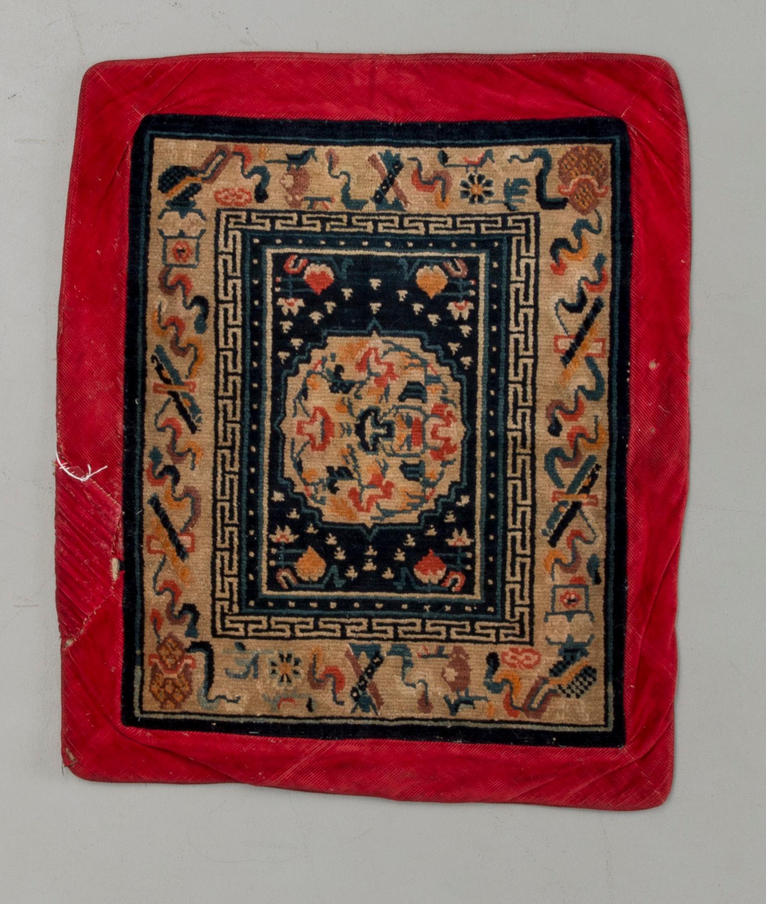 SADELTÄCKE, Tibet, 1900-talets första hälft. Ca 65x78 cm.