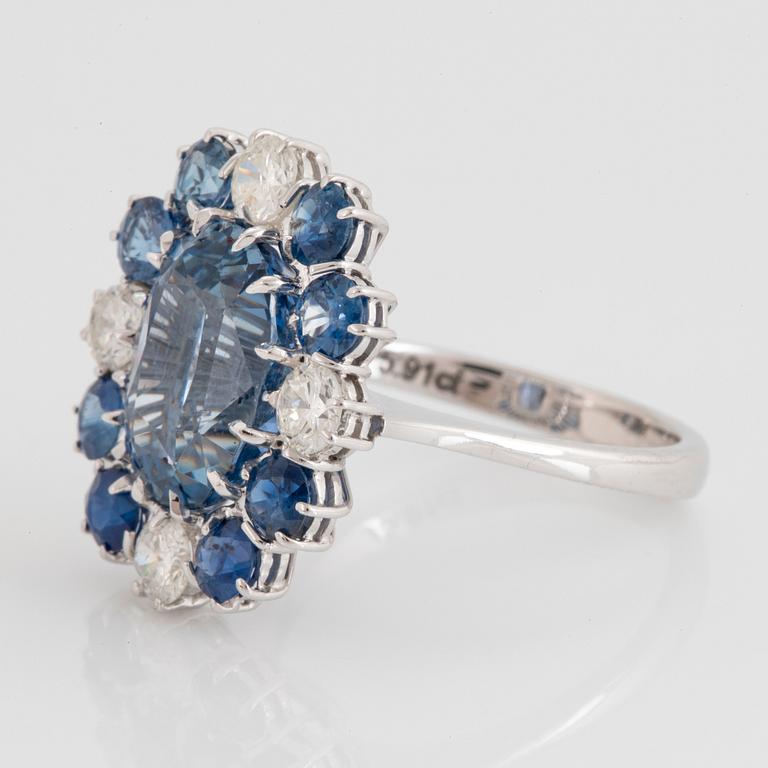 Ring 18K vitguld med en cushionformad fasettslipad safir 5.91 ct.