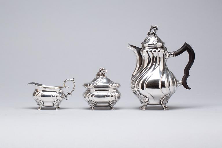 KAFFESERVIS, 3 delar, silver. CG Hallberg, rokokostil 1947. Ca 1270 g.