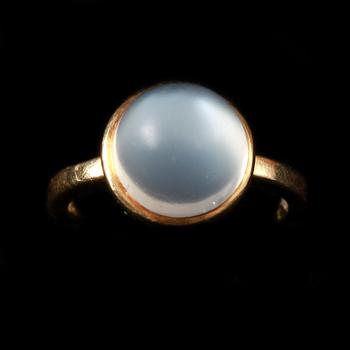 RING, 18k guld med månsten. Wiwen Nilsson, Lund, 1935. Vikt 3,6 g.