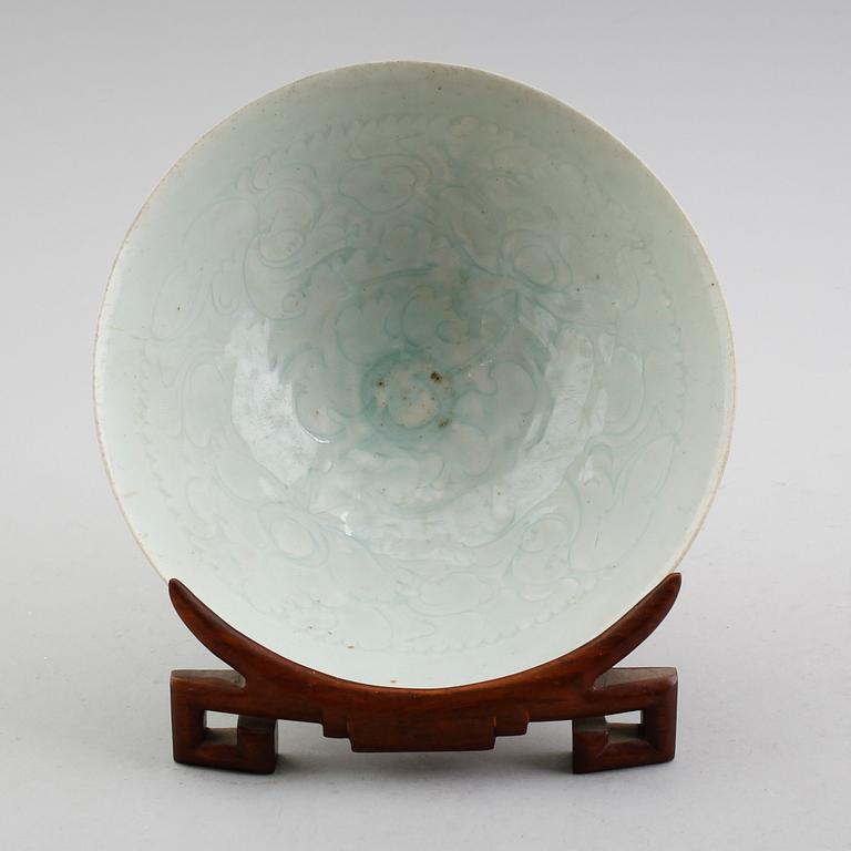 A turquoise glazed bowl with combed and carved floral patterns, Song dynasty (960-1279).