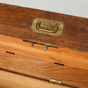 KOFFERT / KISTA, engelsk stil, omkring sekelskiftet 1900.