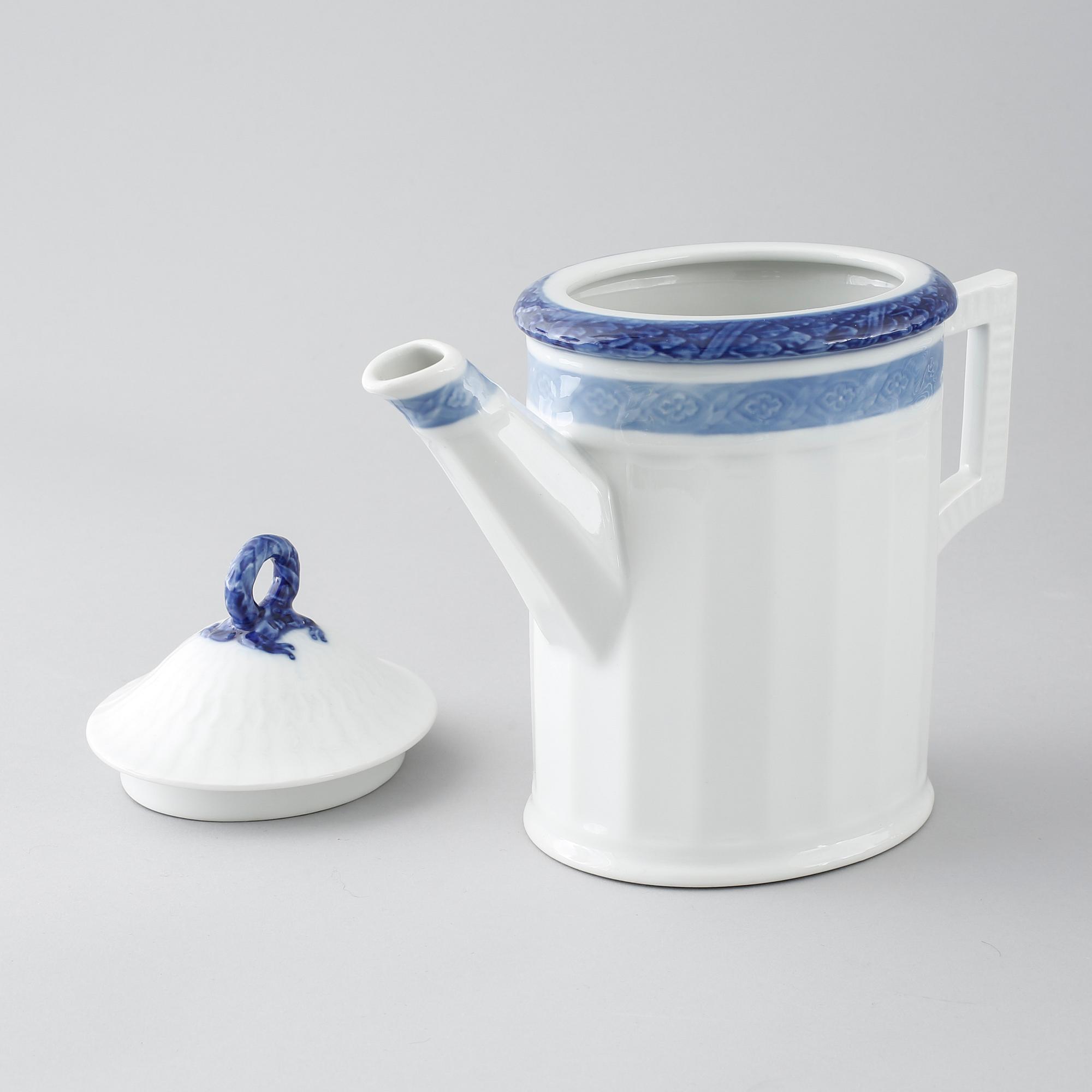 73 porcelian serving pieces, "Blå Vifte", Royal Copenhagen, from the second half of the 20th century.