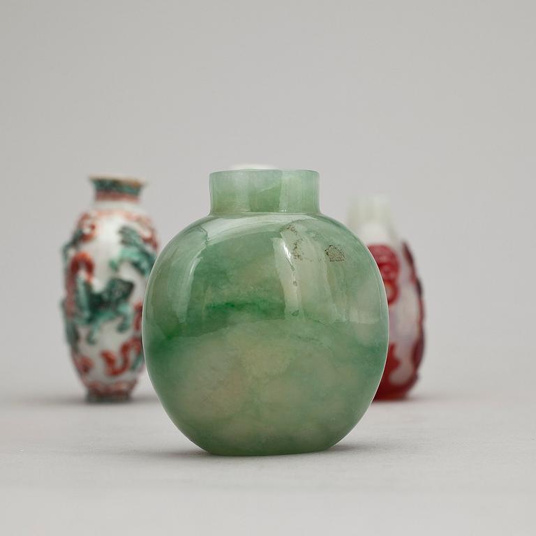 SNUSFLASKOR, fyra stycken, glas, porslin och nefrit. Kina, 1800-1900-tal.