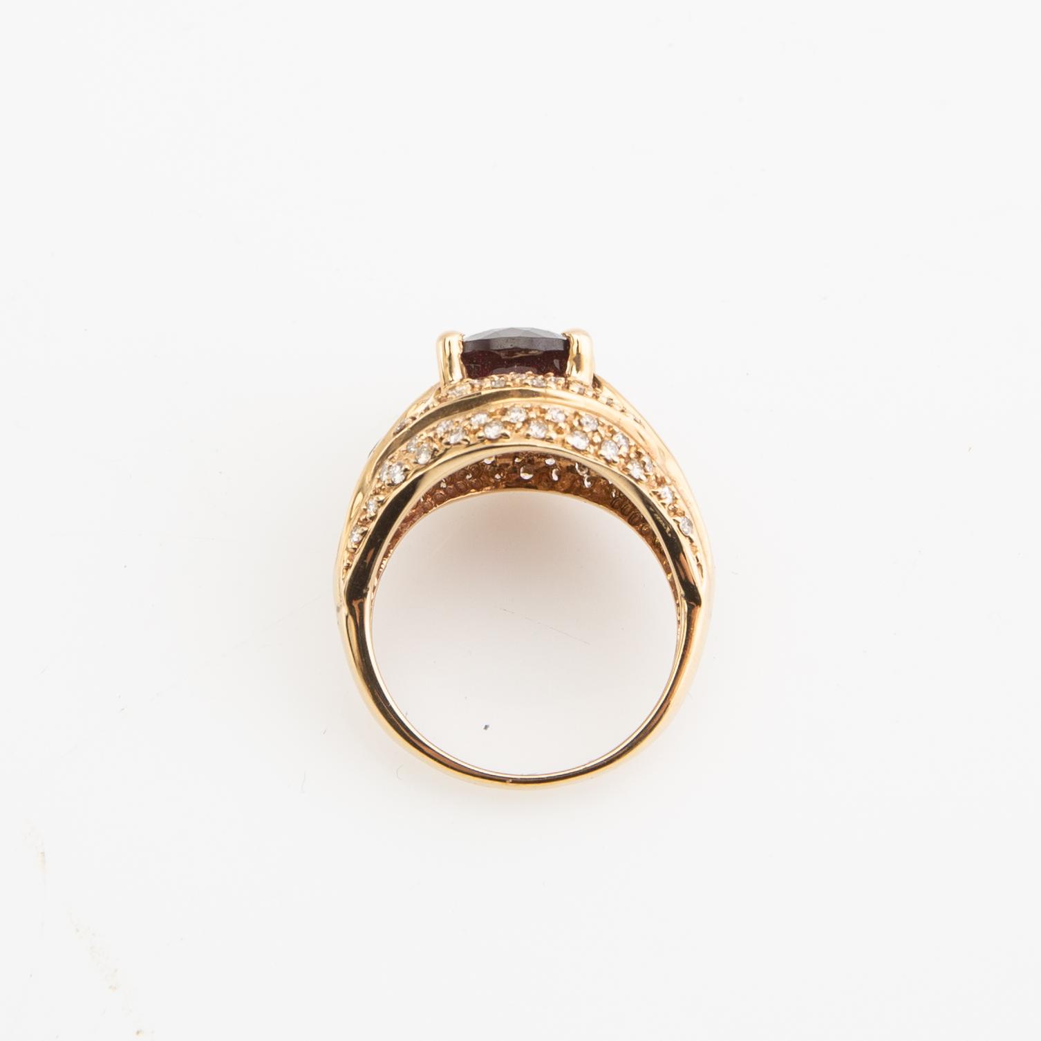 Ring, 18K gold with garnet, lavender-coloured iolites and brilliant-cut diamonds.