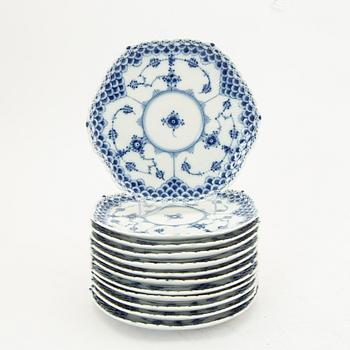 A dinner service 44 pcs "Musselmalet" mostly helblonde Royal Copenhagen Denmark 1960s.