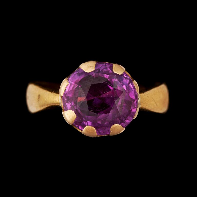 A pink sapphire 3.80 ct ring.