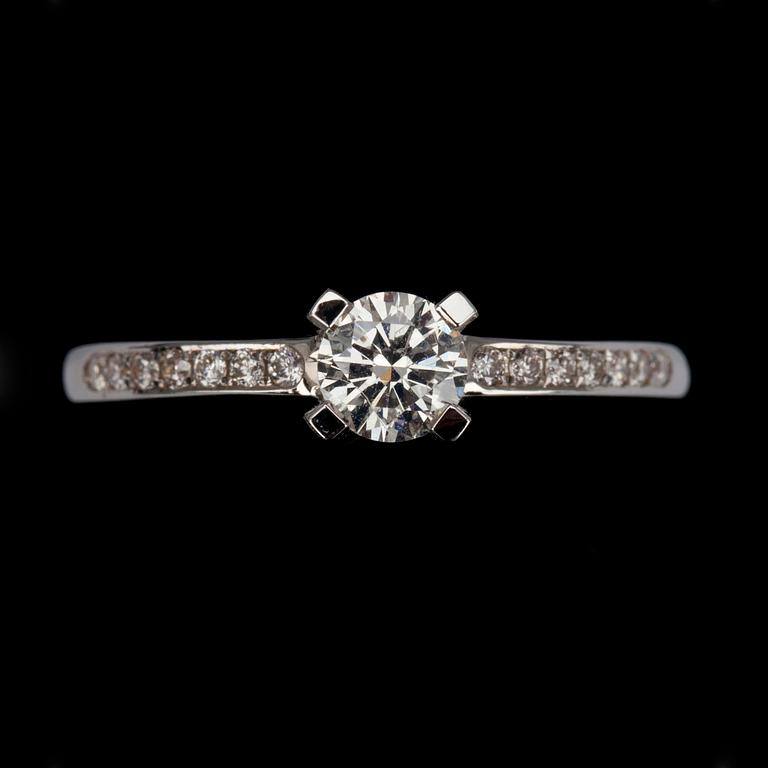 RING, vitguld 14K, briljantslipade diamanter, mittsten 0,39 ct + 0,11 ct. Vikt 2,3 g.