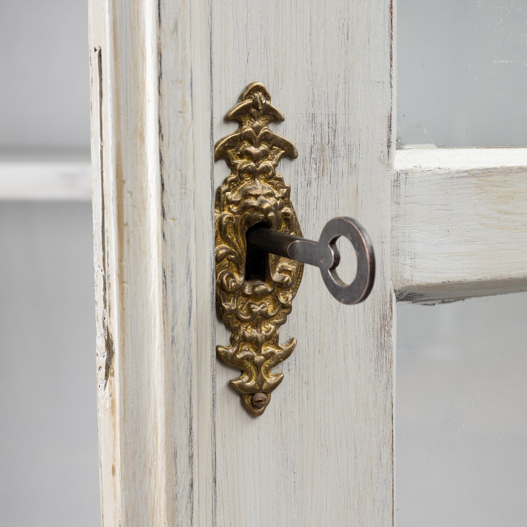 Vitrinskåp, från omkring år 1900.