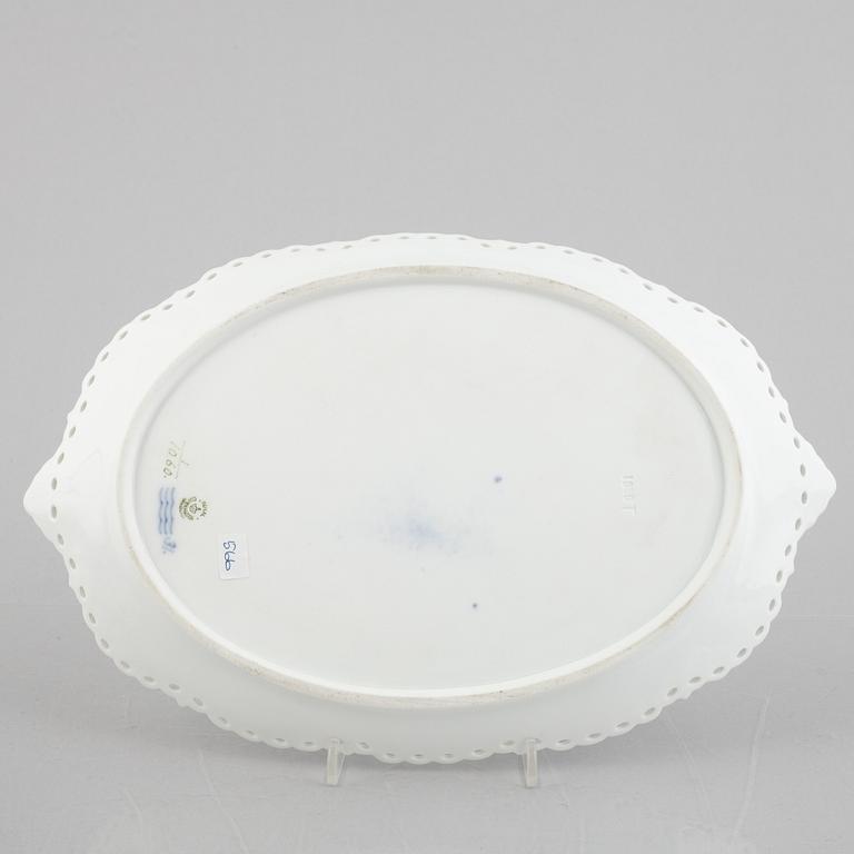 A 'Blue Fluted Full Lace' / 'Musselmalet' porcelain basket / fruit bowl with stand, Royal Copenhagen, post 1923.