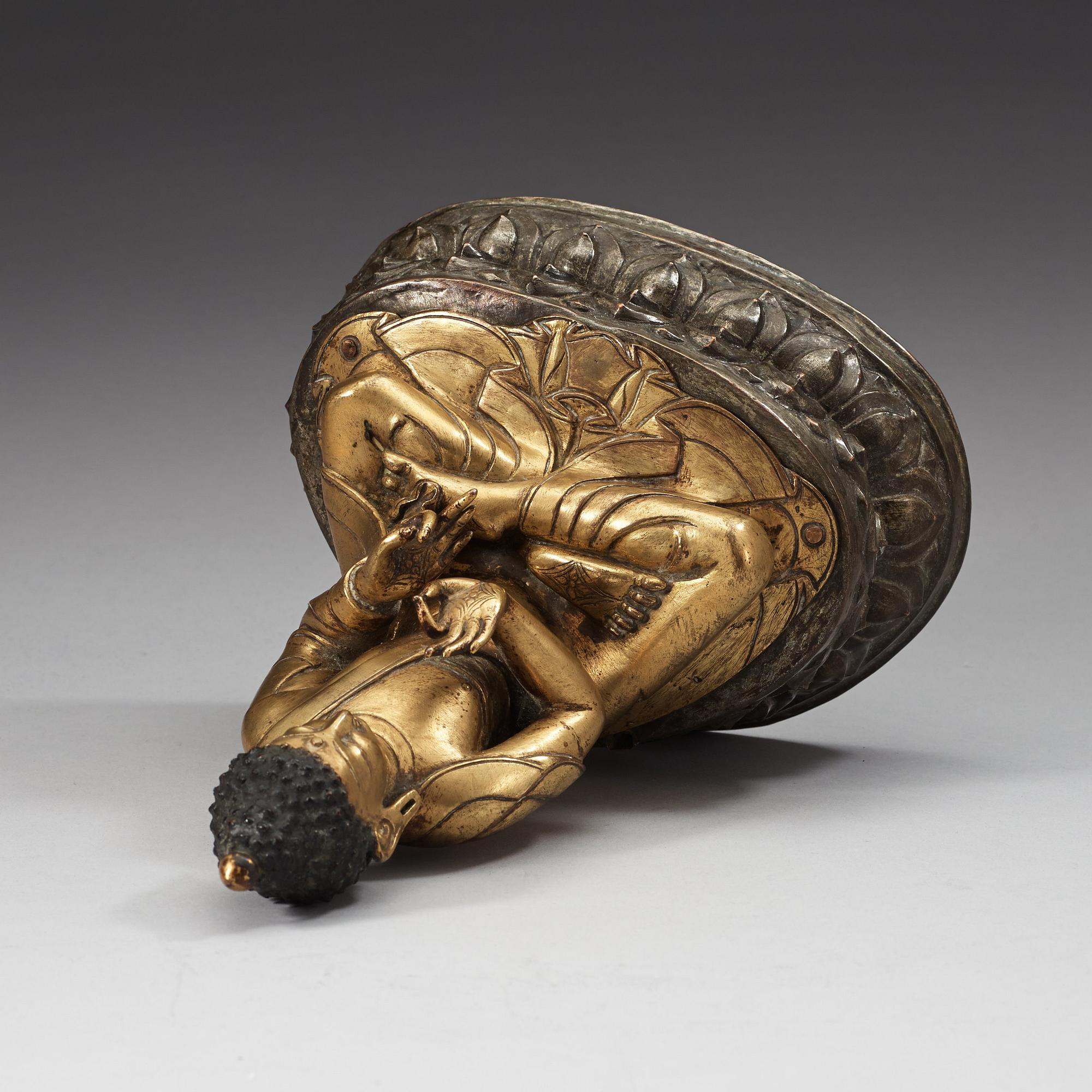 BUDDHA, förgylld och försilvrad kopparlegering, repoussé. Sakyamuni Buddha, Tibet/Nepal, 1700-tal.