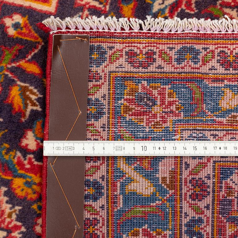 A Kashan carpet, ca 435 x 310 cm.