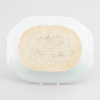 A pair of blue and white serving dishes, China, Qing dynasty, end of the 18th century.