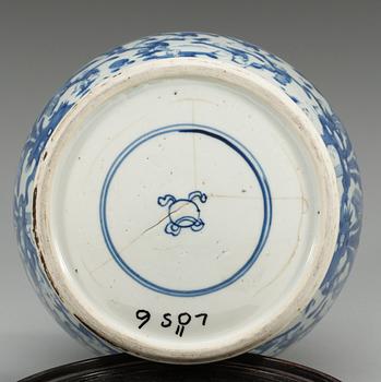 A blue and white jar, Qing dynasty, Kangxi (1662-1722).