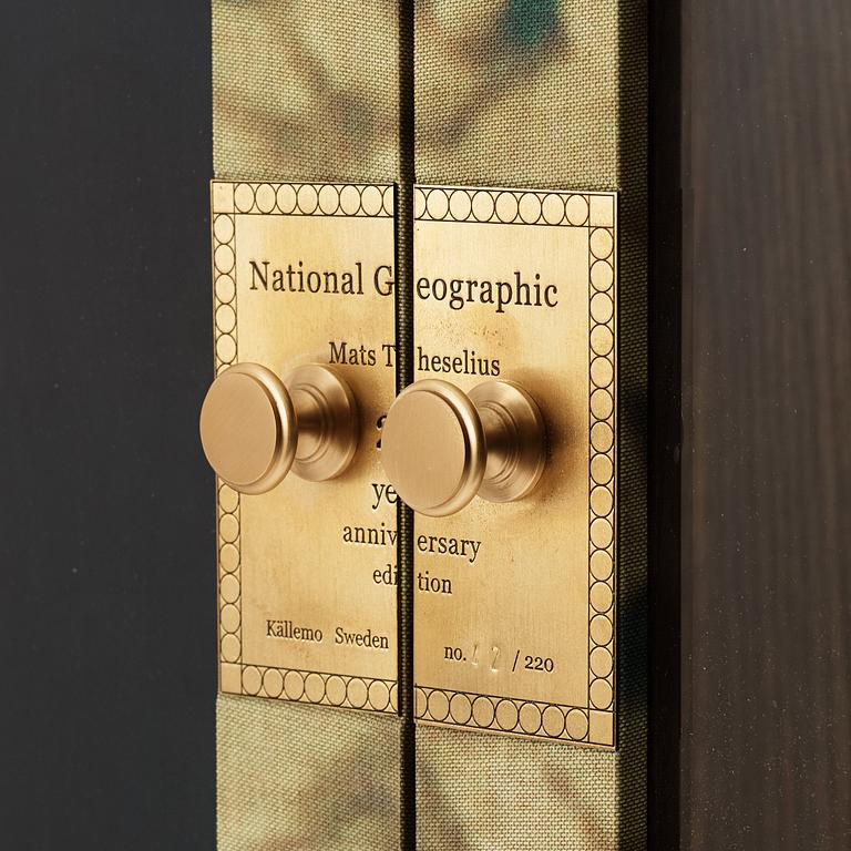 Mats Theselius, skåp, "National Geographic, 25th Anniversary edition", ed. 42/220, Källemo, Värnamo efter 2015.
