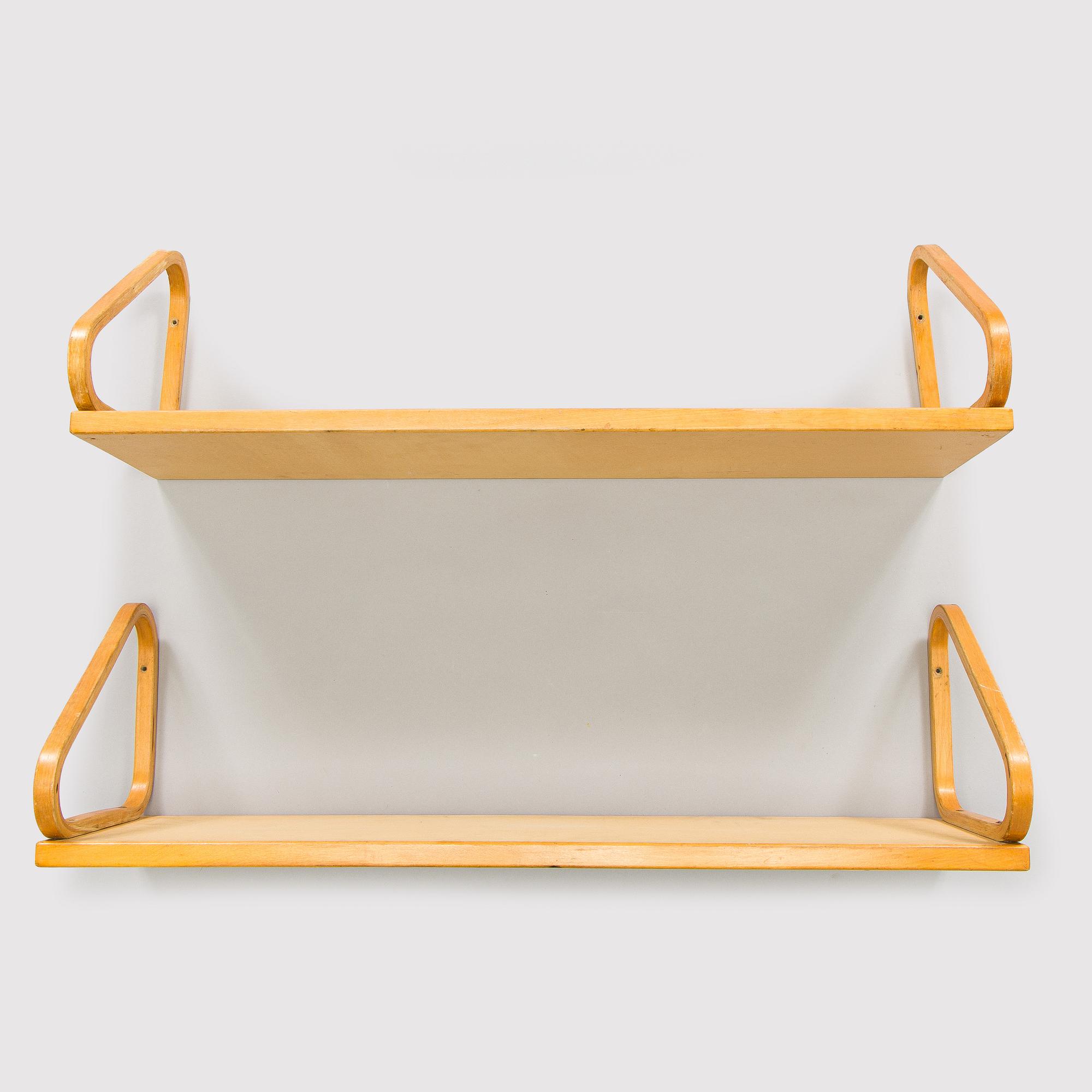 Alvar Aalto, vägghyllor, 2 st, modell 112/L för O.Y. Huonekalu- ja Rakennustyötehdas A.B 1900-talets mitt.