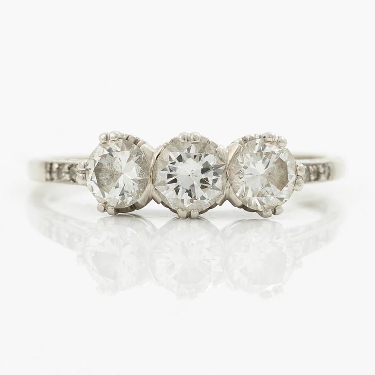 Ring, three-stone ring, 18K white gold set with three brilliant-cut diamonds.