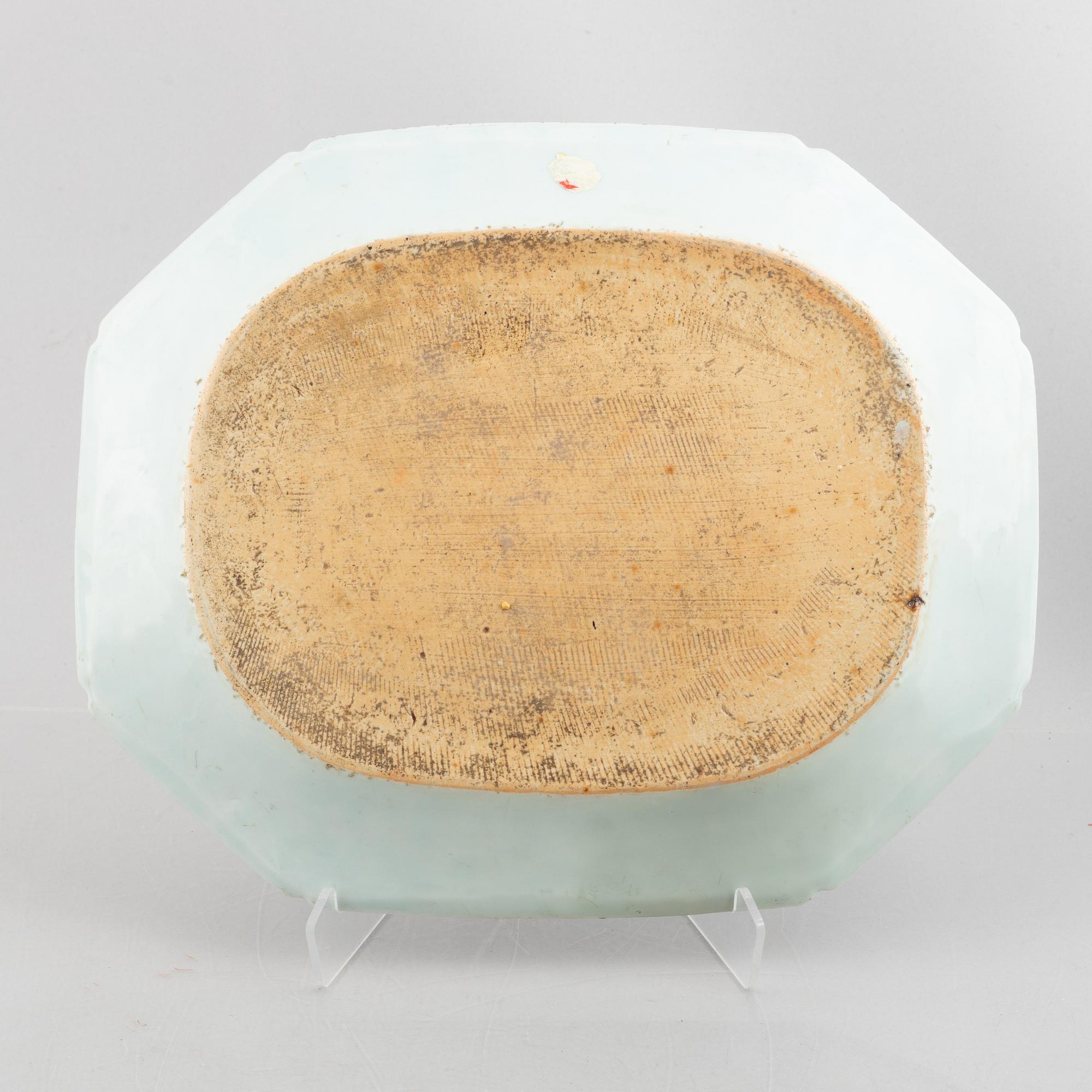 A blue and white export porcelain serving dish, China, Qianlong (1736-95).