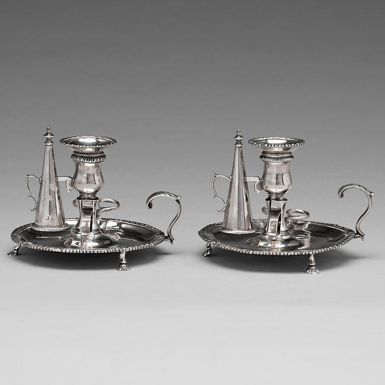 Ebenezer Coker, möjligen, nattljusstakar med släckare och sax, ett par, silver, London 1770.