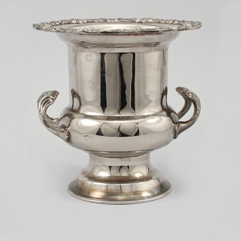 CHAMPAGNEKYLARE, vitmetall, 1900-talets andra hälft.