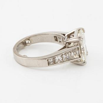 A ring in platinum with a radiant-cut diamond.