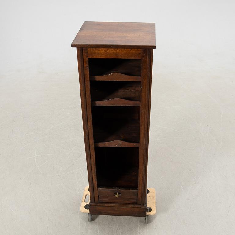 Jalusiskåp, 1900-talets första hälft.