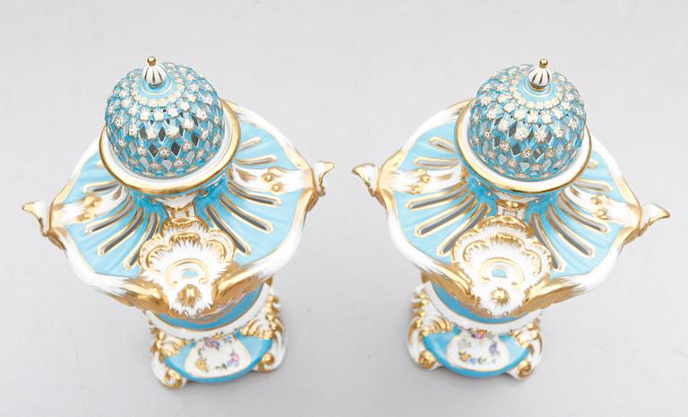 LOCKURNOR, 1 par, porslin, Sévresliknande märke, 1900-talets andra hälft.