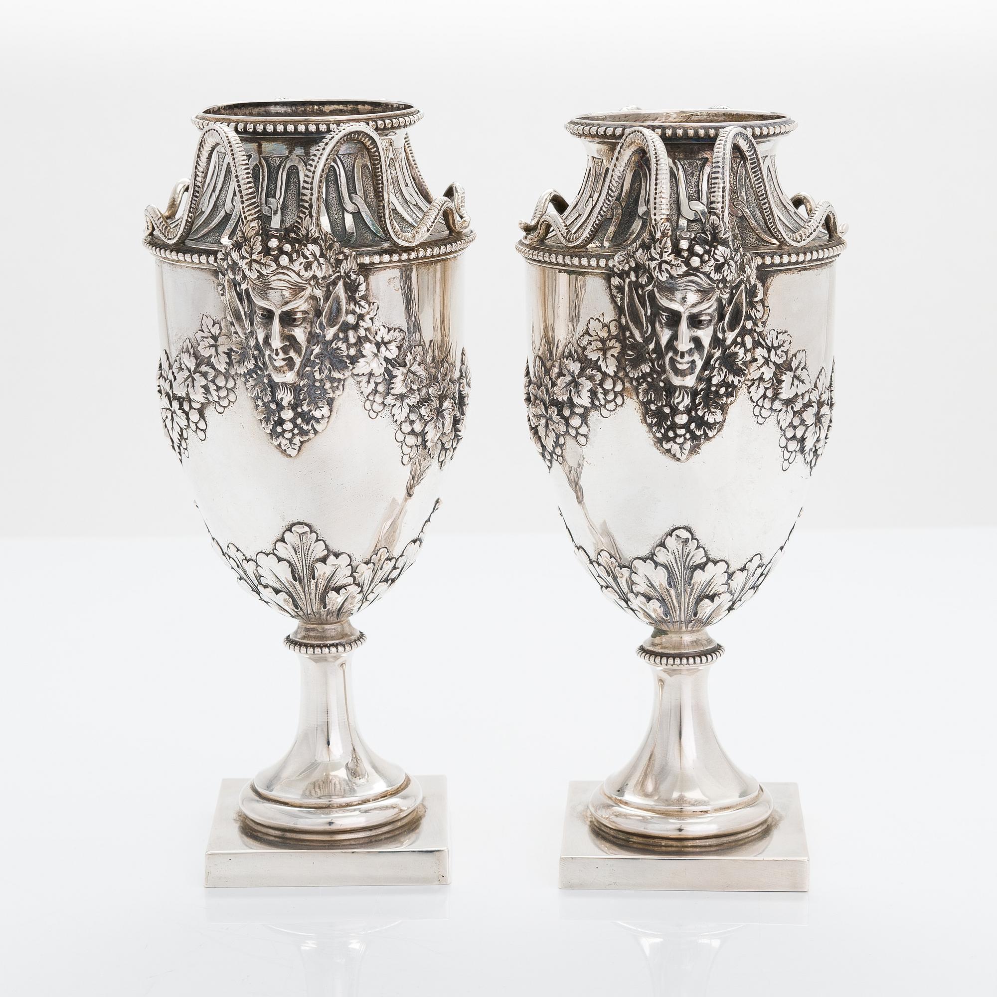 Vaser, ett par, silver, empirstil, fantasistämplar, 1900-talets första kvartal.