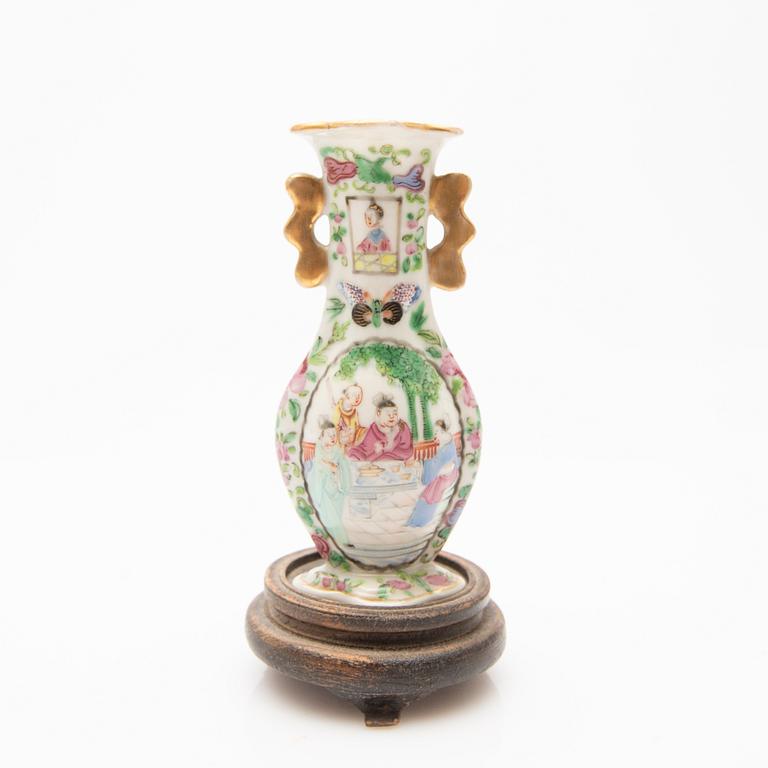 A porcelain set, 8 pieces, Canton, 19th century, China.