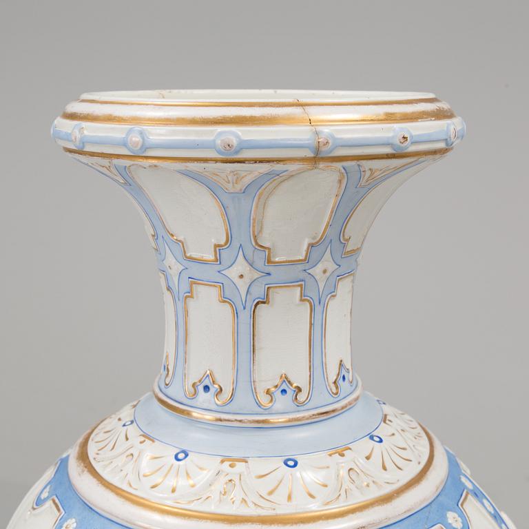 A DECORATIVE RÖRSTRAND PORCELAIN VASE, CA 1900.