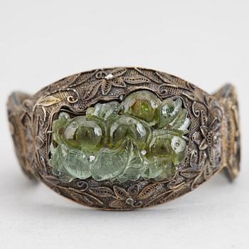 A Chinese silver filigree bracelet with inlays stone, early 20th century.