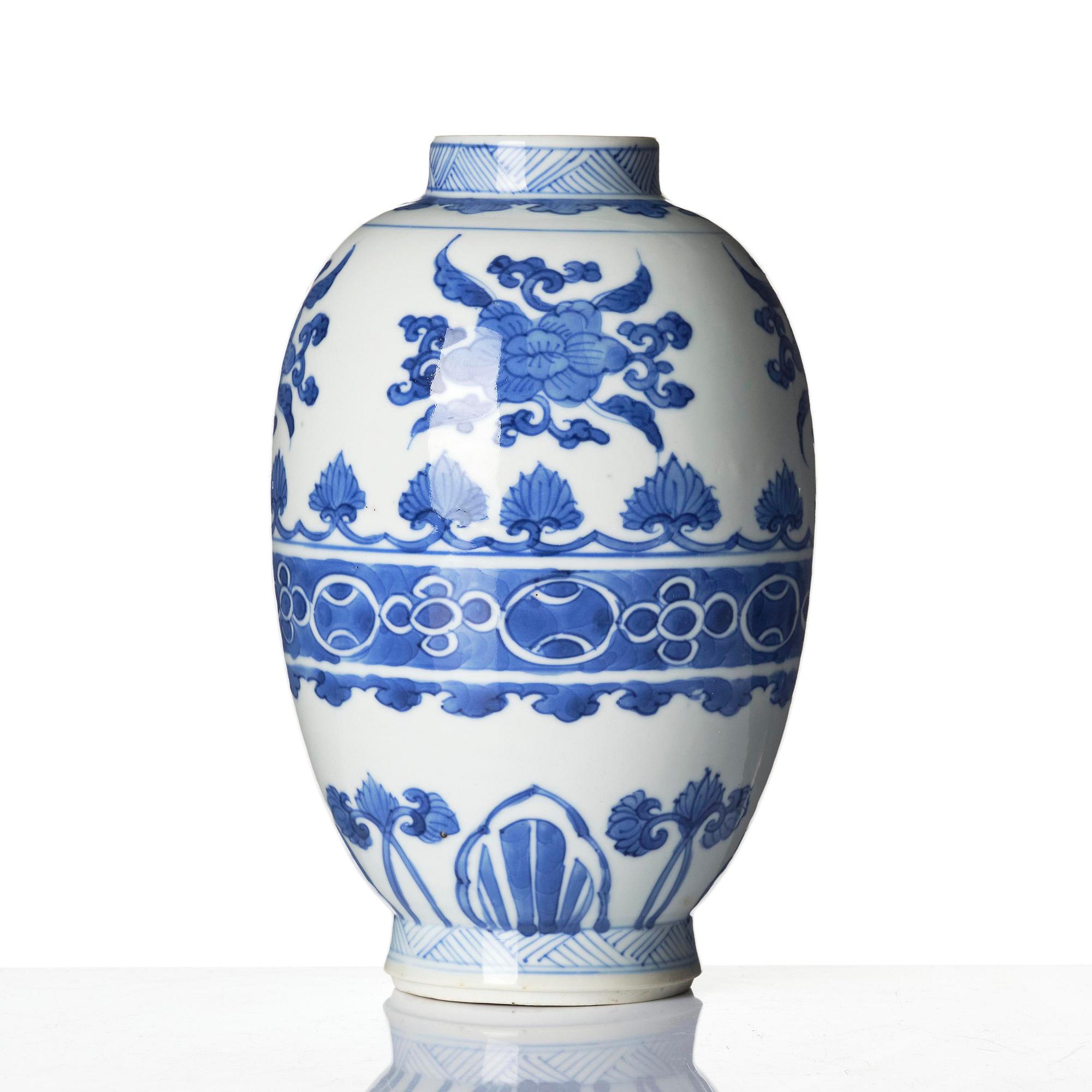 Urna, porslin. Qingdynastin, Kangxi (1662-1722).