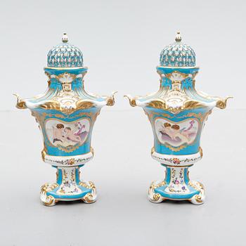 LOCKURNOR, 1 par, porslin, Sévresliknande märke, 1900-talets andra hälft.