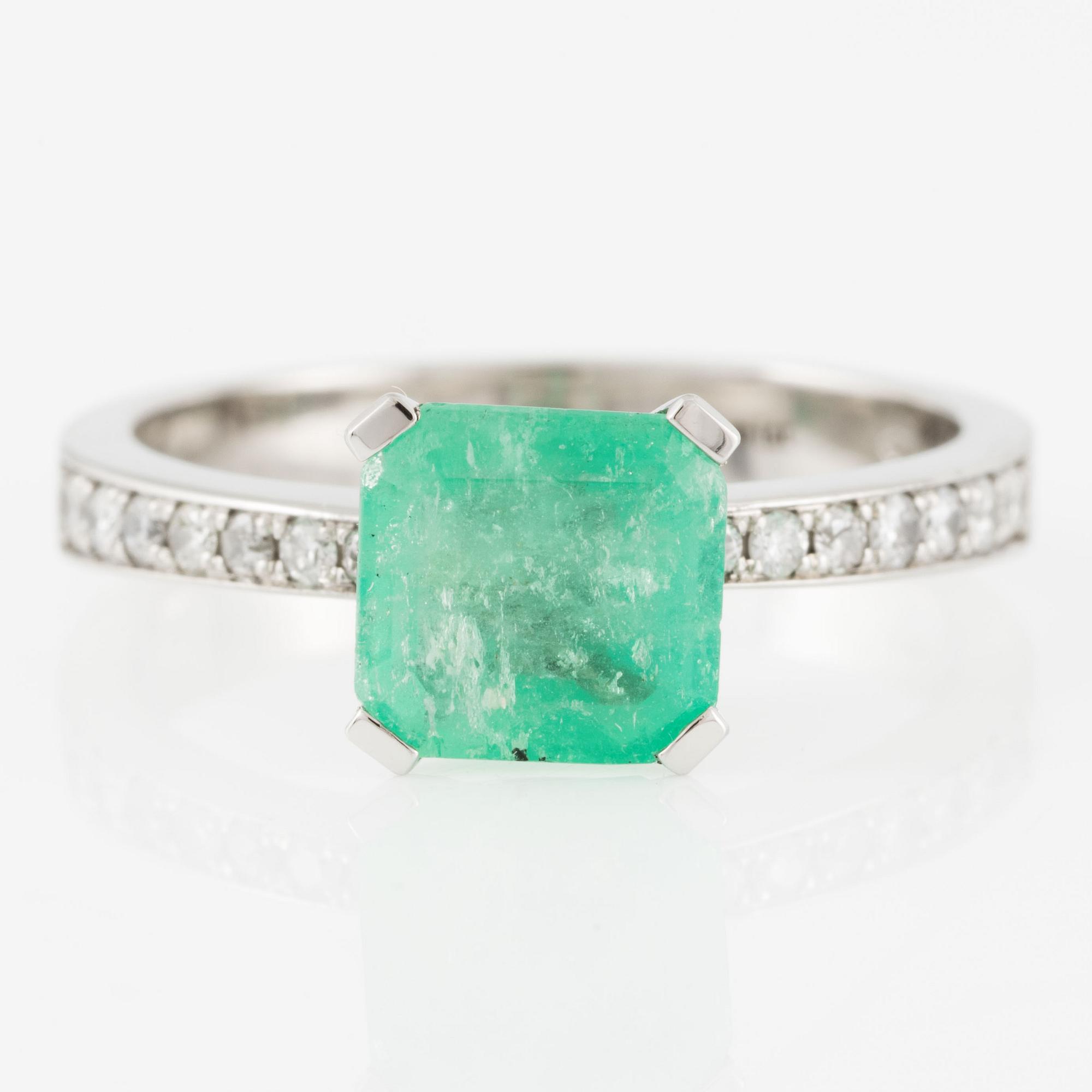 Ring platina med smaragd och briljantslipade diamanter.