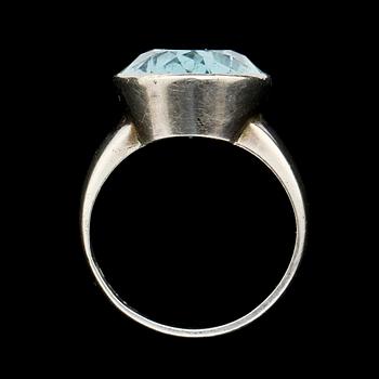 RING, silver med ovalslipad akvamarin, 1963. Vikt 8 g.