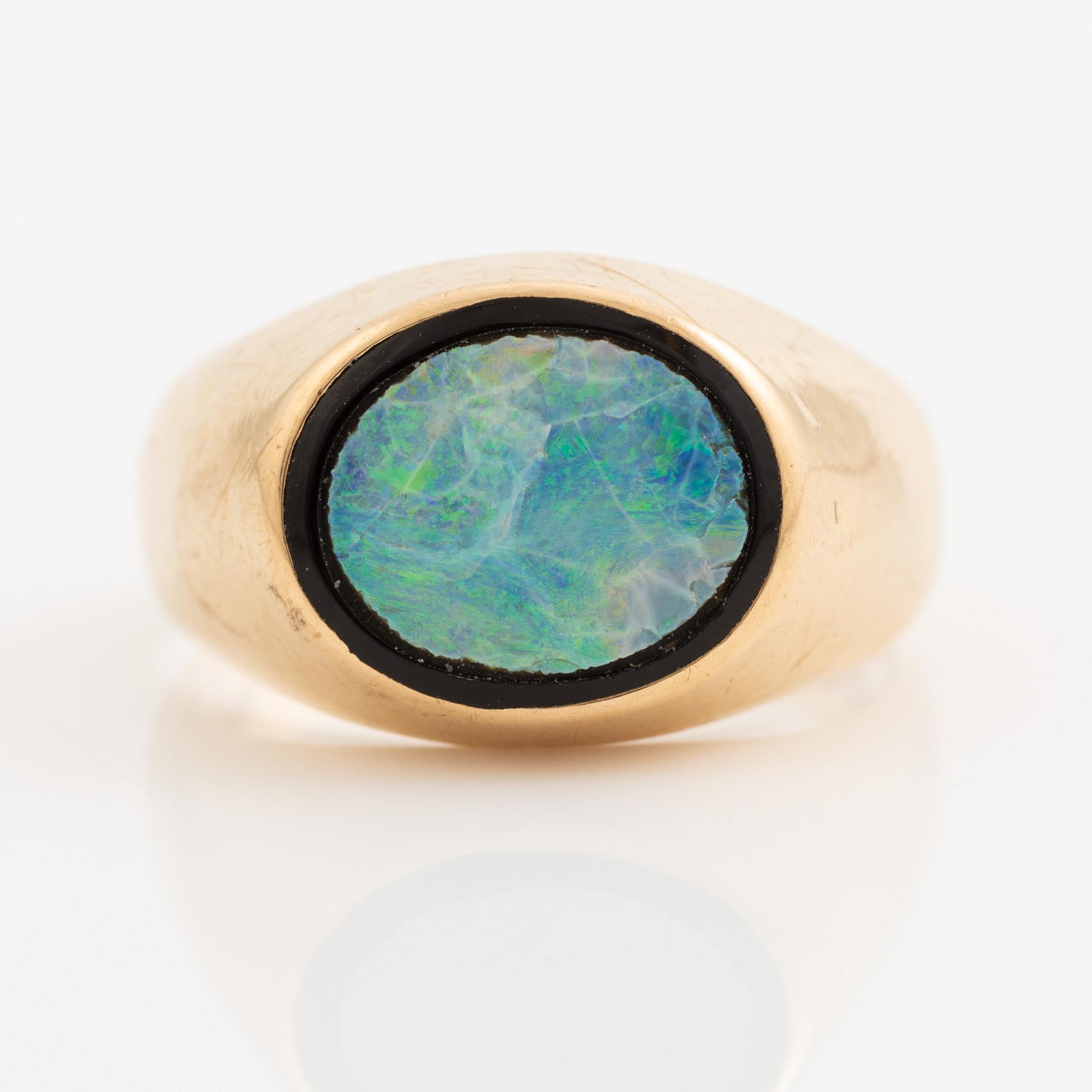 Ring, 18K guld med opal.
