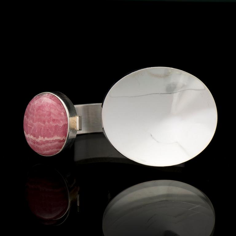 ARMRING, cabochonslipad rhodokrosit, silver. Kaunis Koru, 1972.