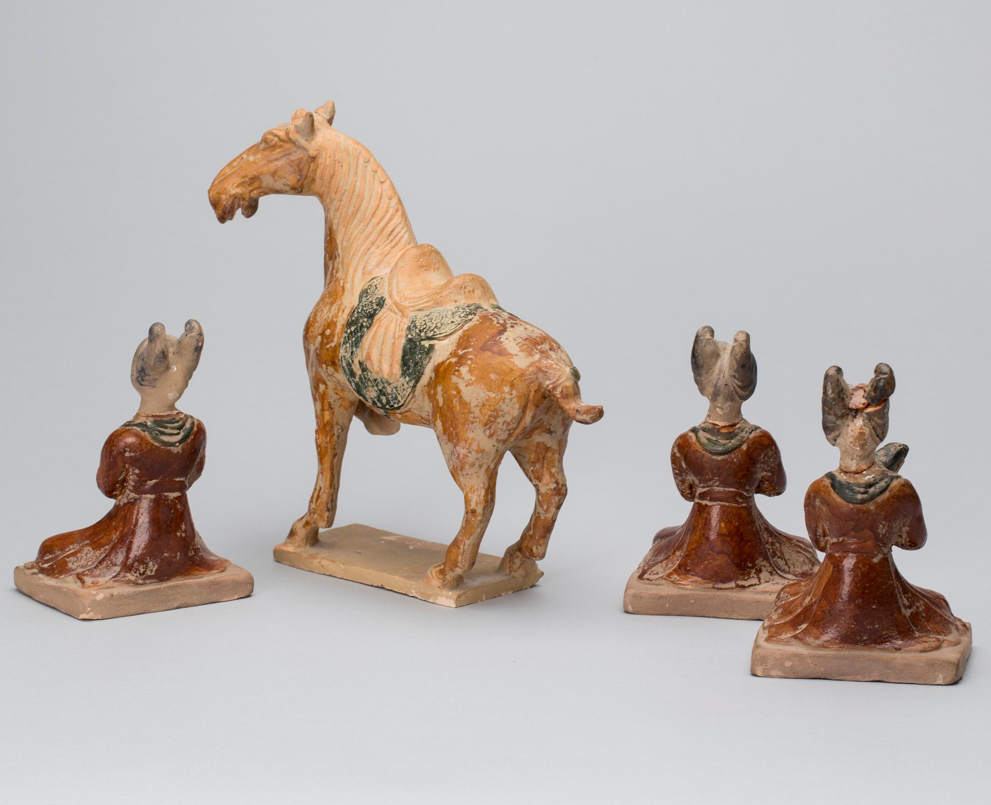 FIGURINER, 3+1, lergods, Kina, Tang-stil, 1900-tal.