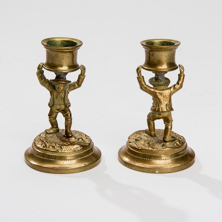 SKRIVBORDSGARNITYR, 5 delar, mässing, 1880-tal.