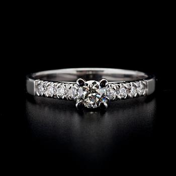 RING, vitguld 18K, briljantslipade diamanter, mittsten 0,30 ct, sidostenar tot. 0,16 ct. Vikt 5,1 g. Intyg.