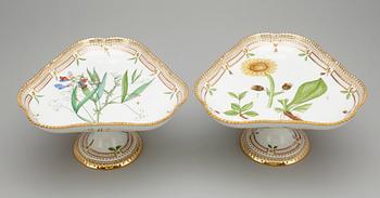 KAKFAT på fot, ett par, porslin, Flora Danica. Royal Copenhagen, Köpenhamn 1962.