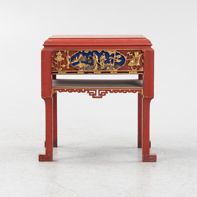 Bord, rödlackerat. Med infällda kinesiska paneler, 1900-tal.