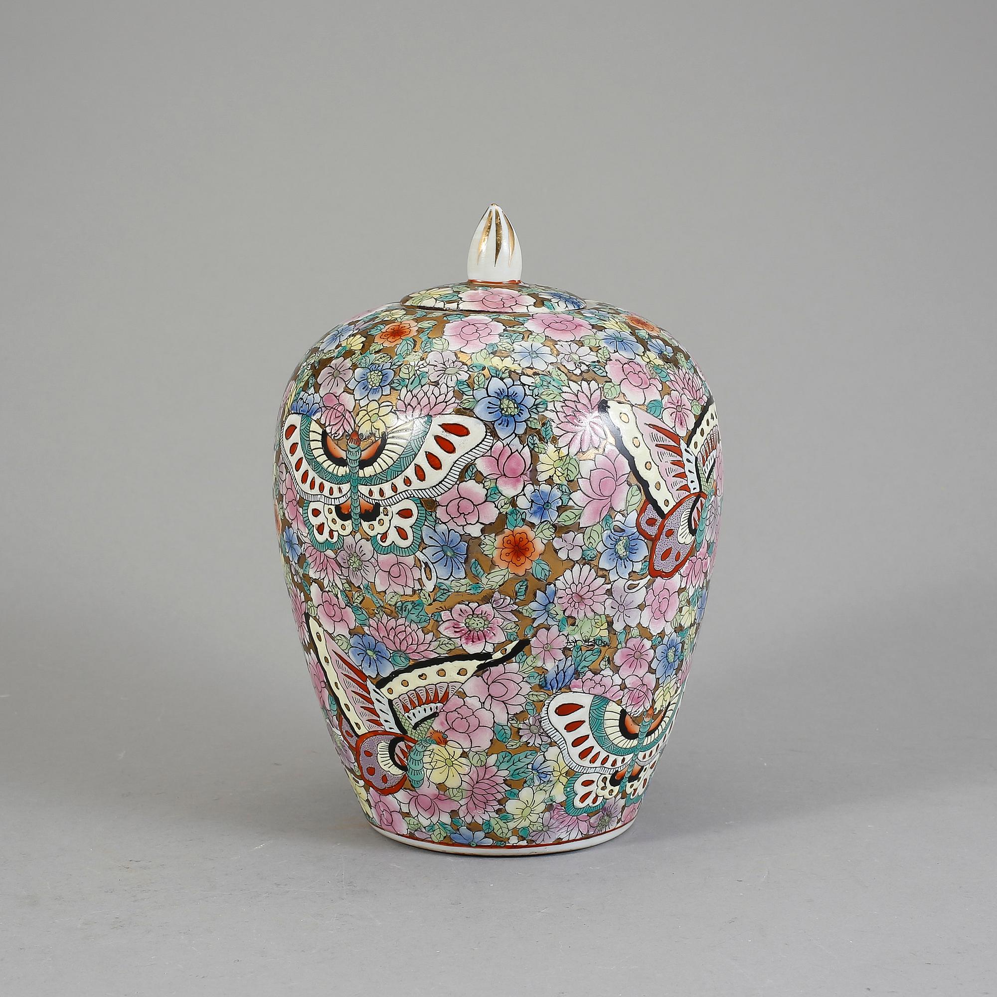 URNA MED LOCK, porslin, Kina. 1900-tal.